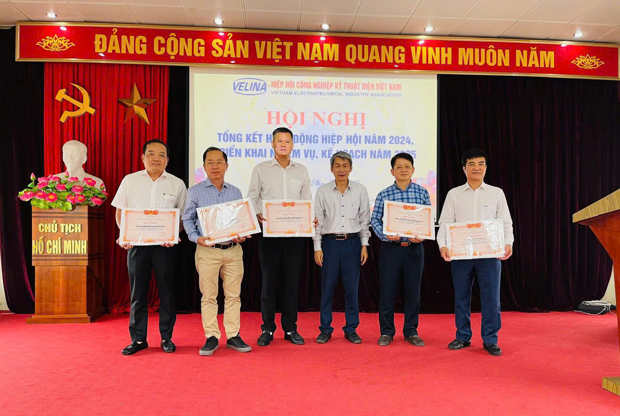 Công ty Cổ phần Công nghiệp Đông Hưng và các cán bộ công nhân viên vinh dự nhận Bằng khen của Hiệp hội Công nghiệp Kỹ thuật Điện Việt Nam và Bằng khen của Liên Đoàn Thương mại và Công nghiệp Việt Nam